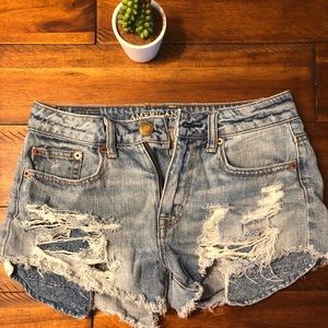 Super cute distressed denim shorts 😍